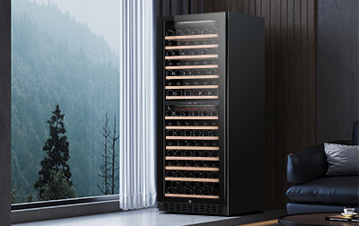 自然光，包括阳光和室内强光，对葡萄酒非常不利。长时间的自然光照射会导致葡萄酒颜色变化、酒味寡淡、浊度增加，甚至可能引发变质。霓虹灯、荧光灯等高强度光源也会对葡萄酒产生不良影响，虽然影响程度可能略低于紫外线，但长时间照射仍会损害葡萄酒。